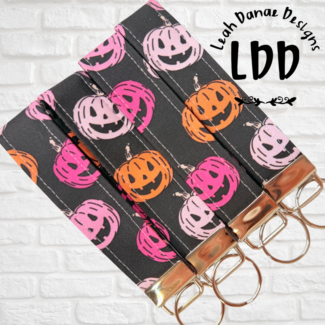 BLACK PUMPKIN - Mini Wristlet Keychain